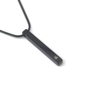The solid black stainless steel cross bar add a simple but strong statement. The flex steel rope brings a comfortable feel around the neck . The chain length gives a casual fit to any height.